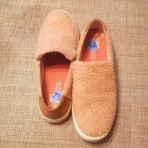Never been worn. Tom's light mauve fuzzy women's slides size 7.5